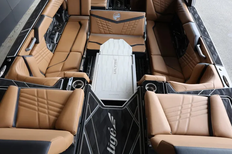 Slide: The Image of Tigé Ultré 25ZX 2025 - 65