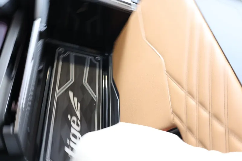 Slide: The Image of Tigé Ultré 25ZX 2025 - 70