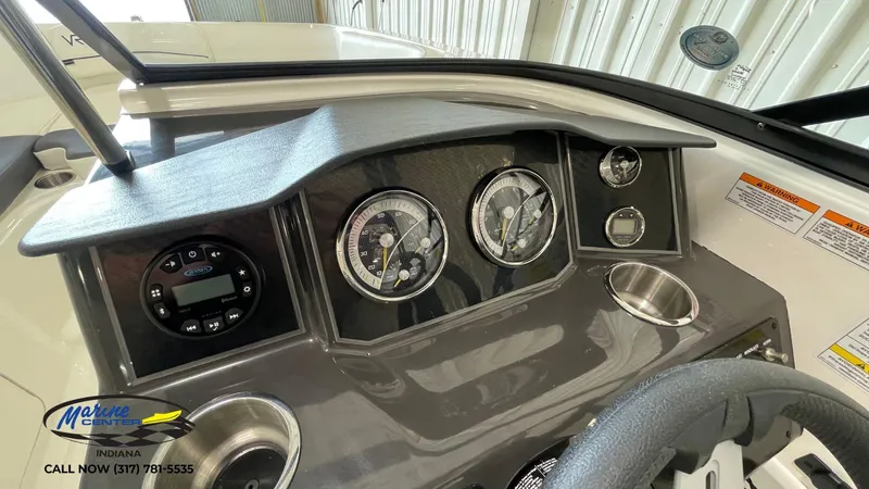 Slide: The Image of Bayliner VR5 2022 - 10