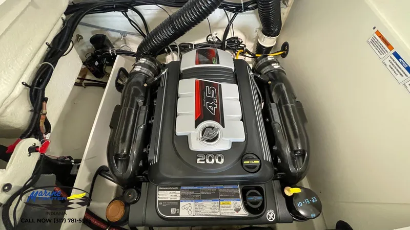 Slide: The Image of Bayliner VR5 2022 - 14