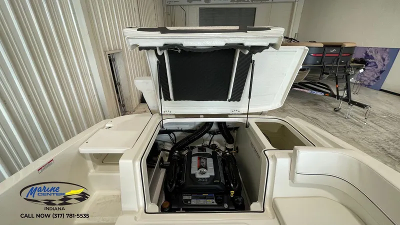 Slide: The Image of Bayliner VR5 2022 - 15