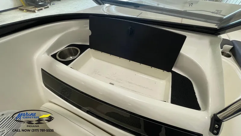 Slide: The Image of Bayliner VR5 2022 - 3