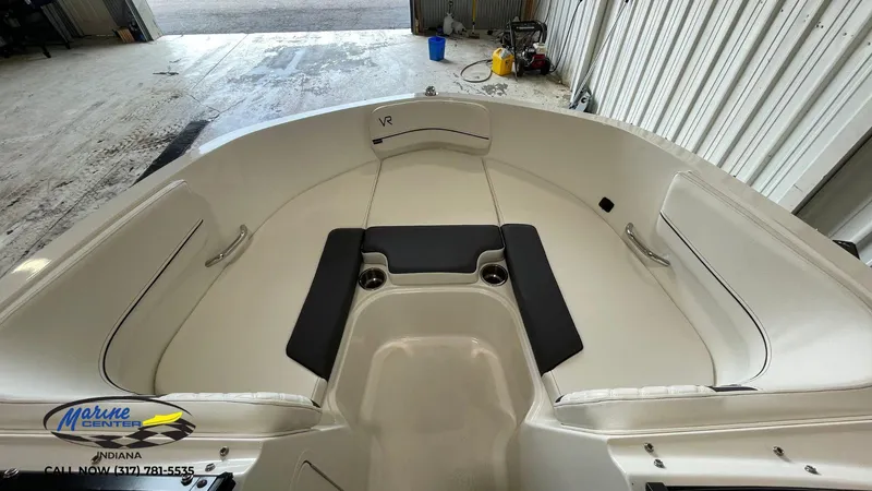 Slide: The Image of Bayliner VR5 2022 - 4