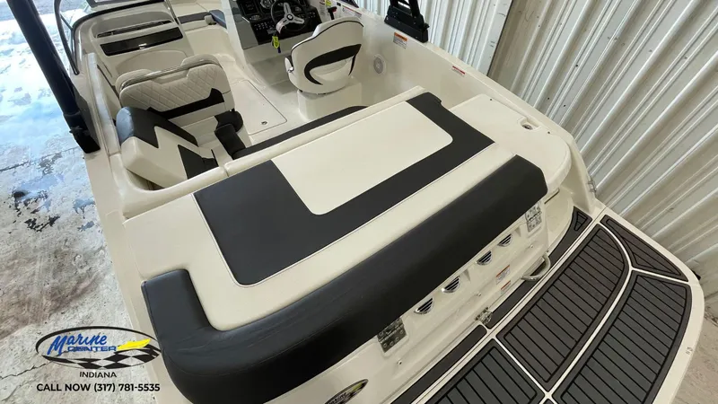 Slide: The Image of Bayliner VR5 2022 - 8