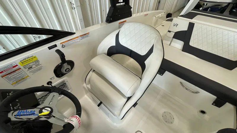 Slide: The Image of Bayliner VR5 2022 - 9