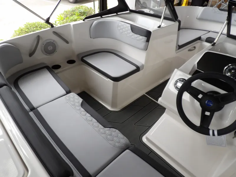 Slide: The Image of Bayliner 170EL 2025 - 9