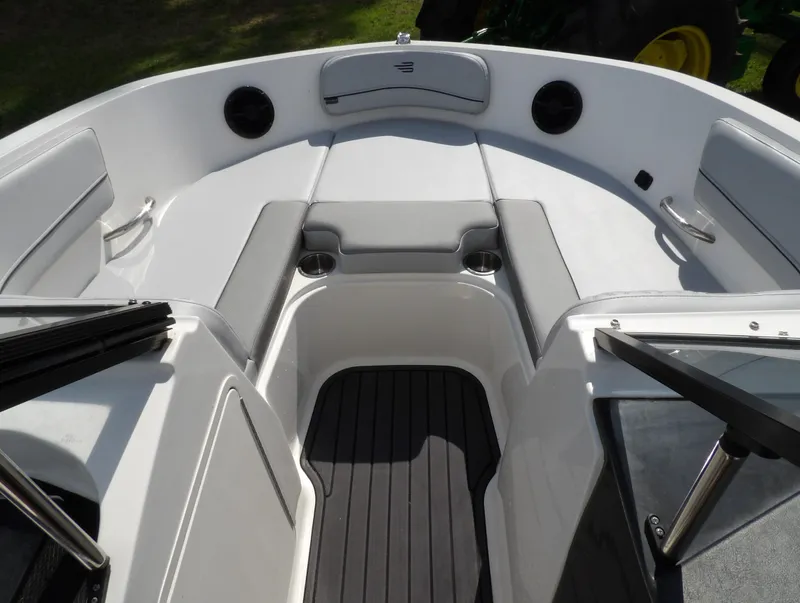 Slide: The Image of Bayliner VR5OB 2024 - 14