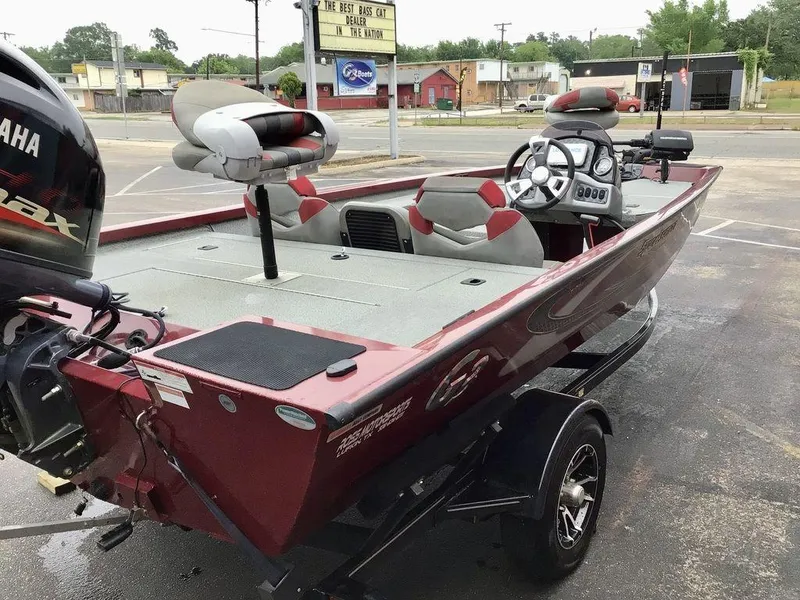 Slide: The Image of 2020 G3 1710 SPORTSMAN boat with Yamaha engine, parked in a lot. - 15