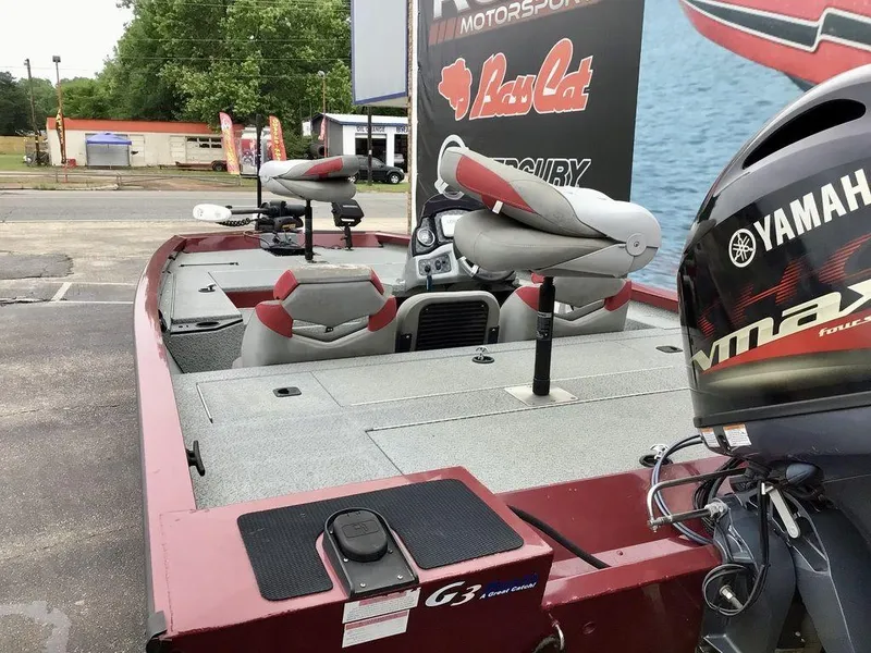Slide: The Image of 2020 G3 1710 SPORTSMAN boat with Yamaha VMAX engine, parked outdoors. - 8
