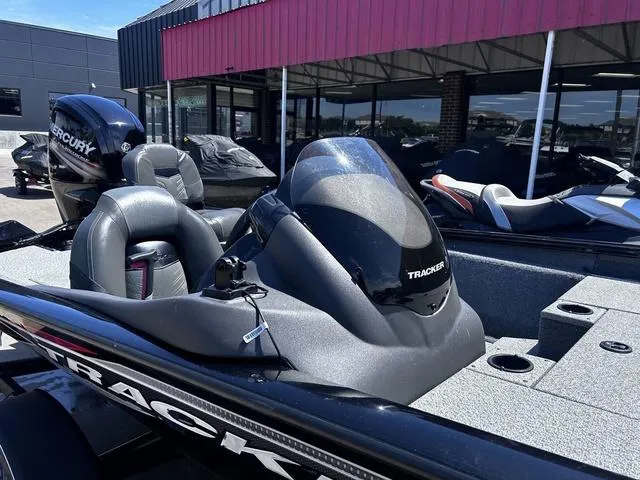 Slide: The Image of Tracker Pro Team 175 TF 2019 - 4