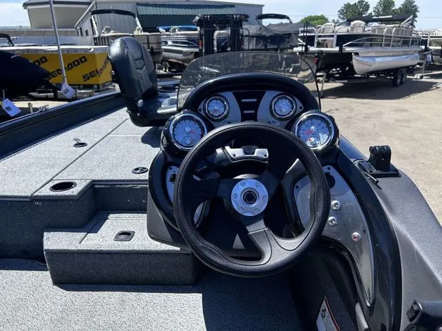 Slide: The Image of Tracker Pro Team 175 TF 2019 - 9