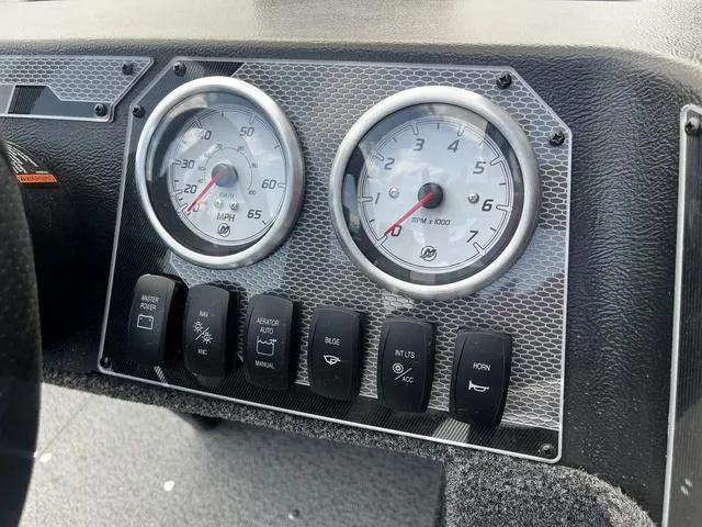 Slide: The Image of Lund 1650 Angler SS 2025 - 20