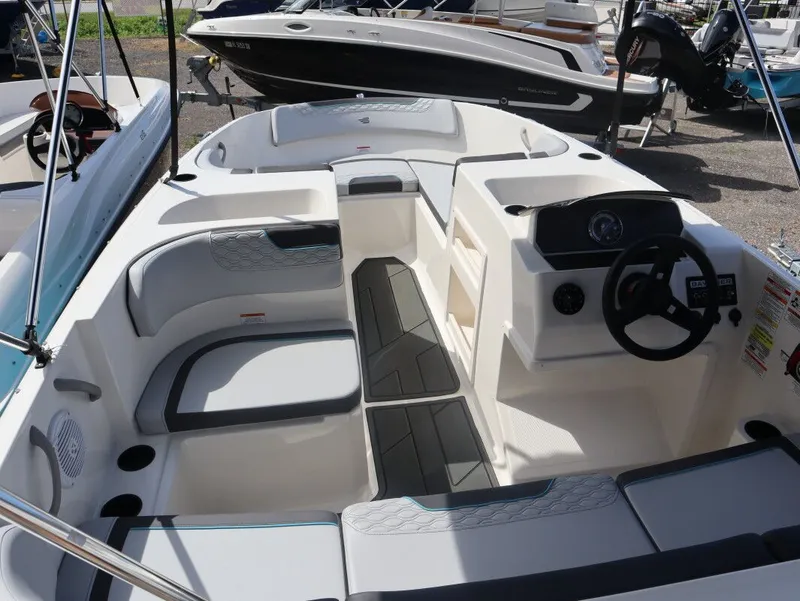 Slide: The Image of Bayliner Element E17 2025 - 10