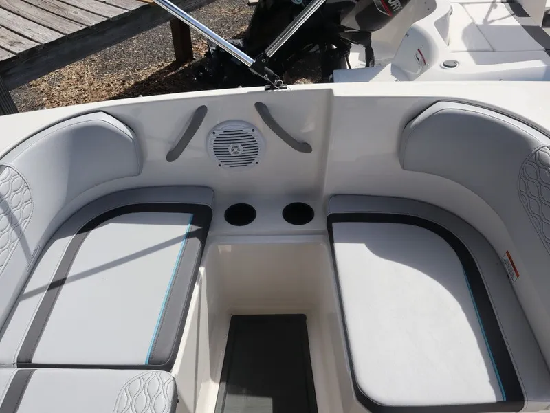 Slide: The Image of Bayliner Element E17 2025 - 12