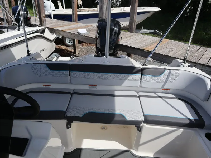 Slide: The Image of Bayliner Element E17 2025 - 15