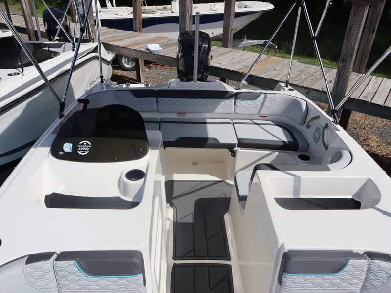 Slide: The Image of Bayliner Element E17 2025 - 16