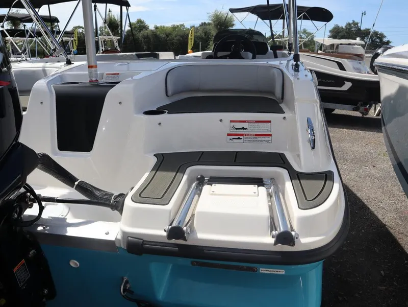 Slide: The Image of Bayliner Element E17 2025 - 8