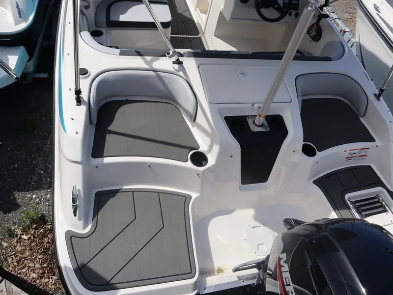 Slide: The Image of Bayliner Element E17 2025 - 9