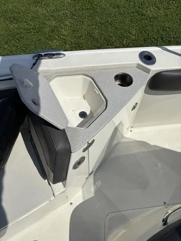 Slide: The Image of Stingray 236CC 2018 - 8