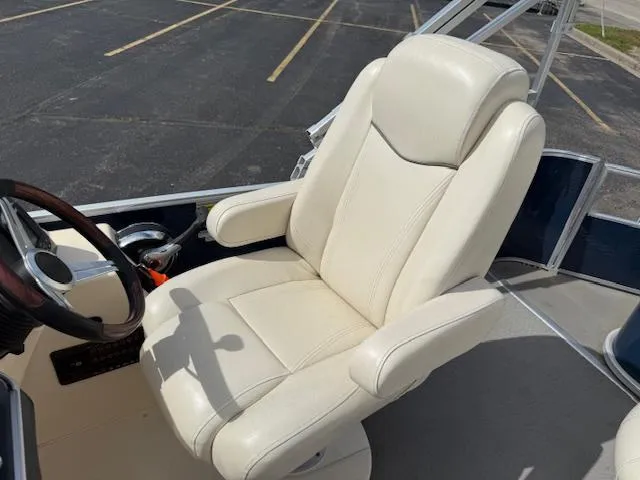 Slide: The Image of Captain's chair on 2014 Godfrey 22 Aqua Patio boat, featuring a sleek design and comfortable seating. - 15