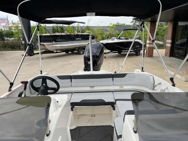 Slide: The Image of Bayliner M17 2023 - 10