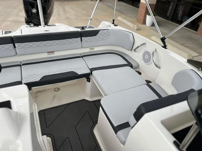 Slide: The Image of Bayliner M17 2023 - 11