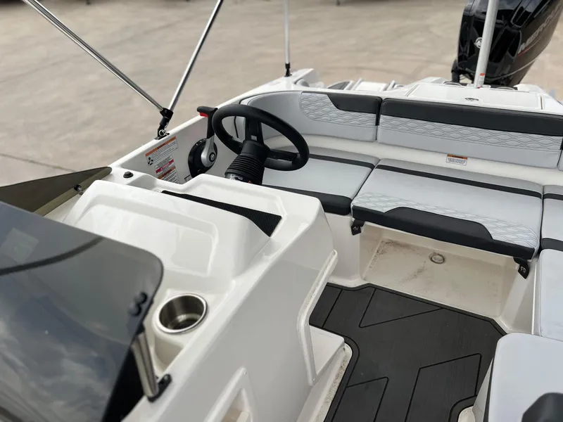 Slide: The Image of Bayliner M17 2023 - 12