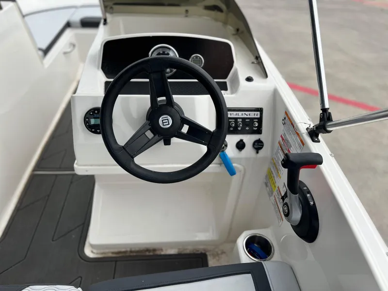 Slide: The Image of Bayliner M17 2023 - 16