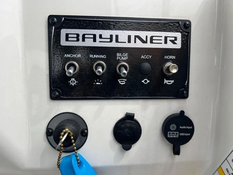 Slide: The Image of Bayliner M17 2023 - 17