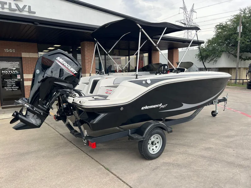 Slide: The Image of Bayliner M17 2023 - 3