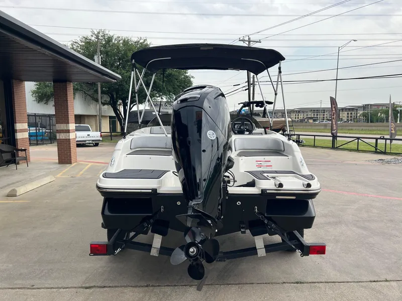 Slide: The Image of Bayliner M17 2023 - 4