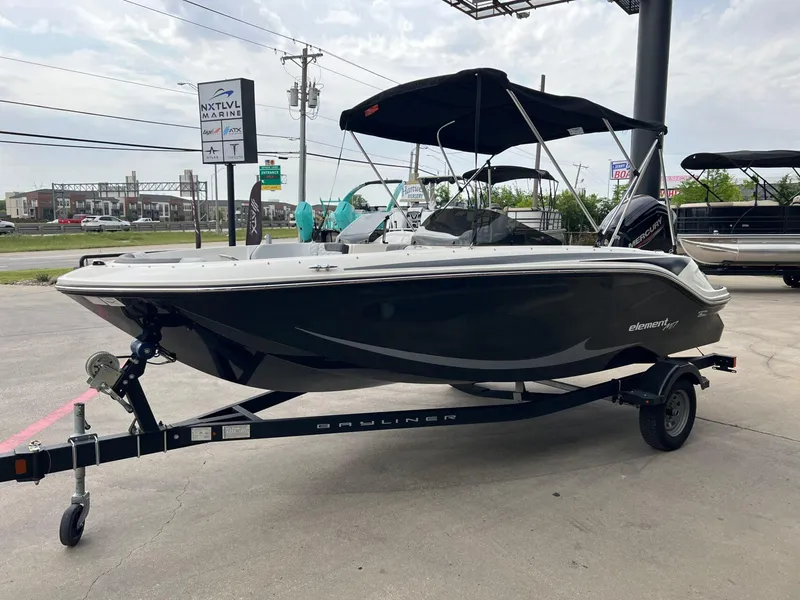 Slide: The Image of Bayliner M17 2023 - 7