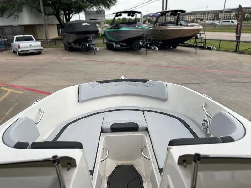 Slide: The Image of Bayliner M17 2023 - 9