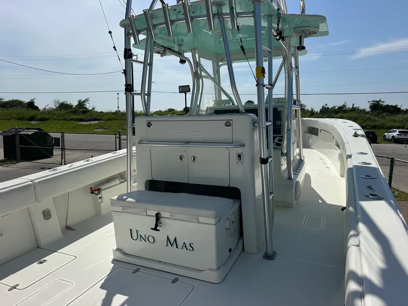 Slide: The Image of 2013 SeaVee 390B boat deck with center console and cooler labeled "Uno Mas." - 11