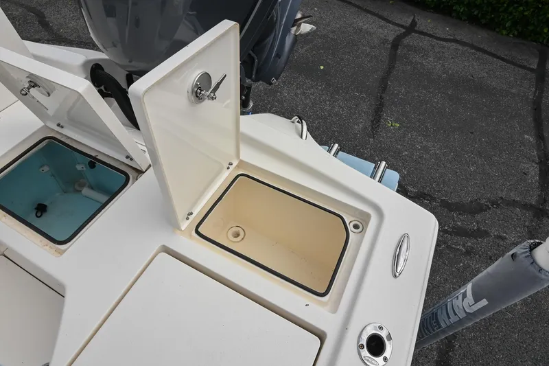 Slide: The Image of Pathfinder 2500 Hybrid 2021 boat seat with speaker and cup holders. - 14