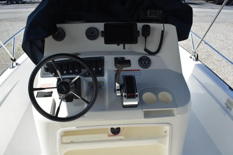 Slide: The Image of 2006 Boston Whaler 220 Dauntless boat console with steering wheel and controls. - 9