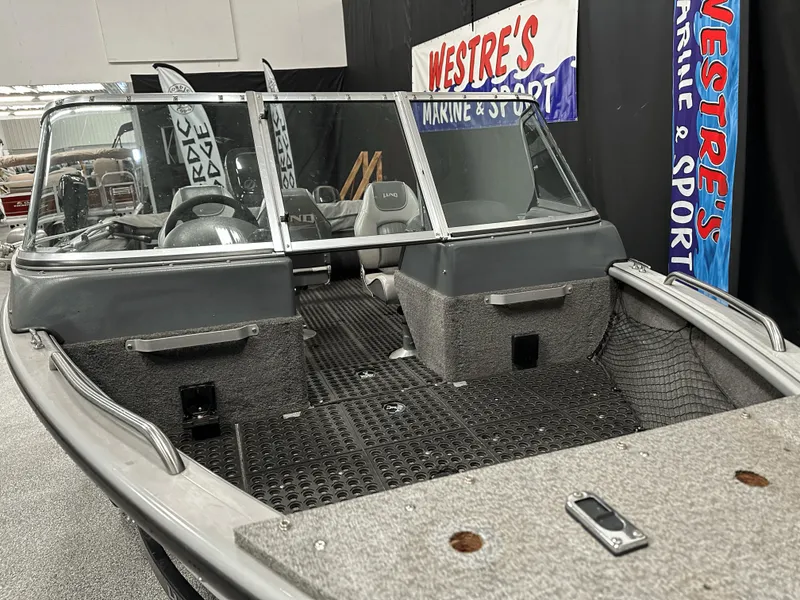 Slide: The Image of 2006 Lund 1800 Sport Angler boat interior at a marine exhibition. - 11