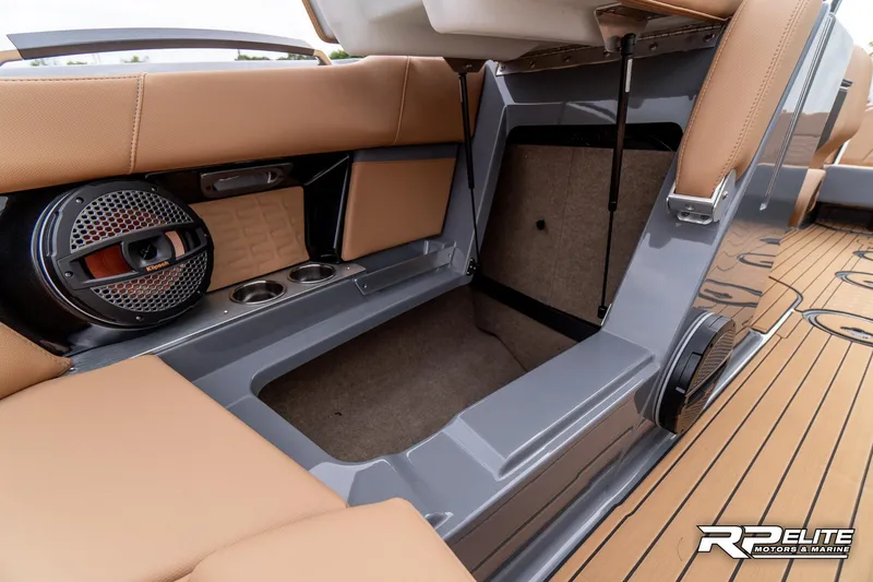 Slide: The Image of MasterCraft X22 2025 - 102