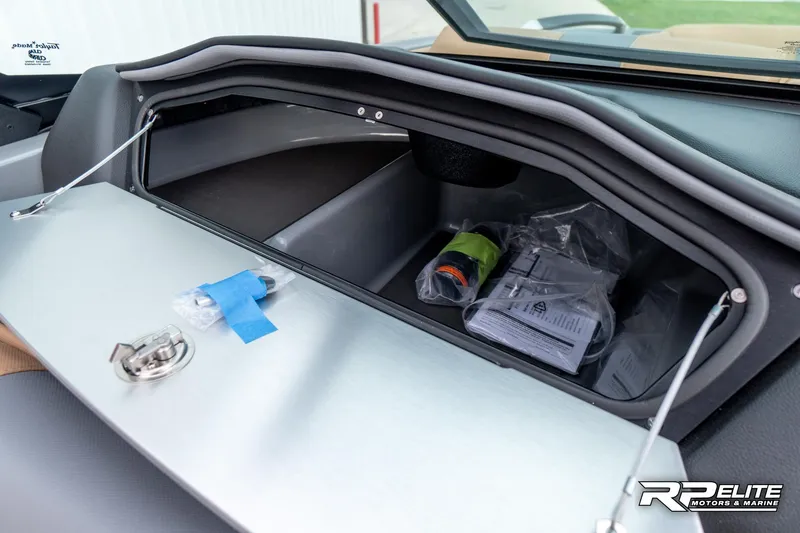 Slide: The Image of MasterCraft X22 2025 - 76