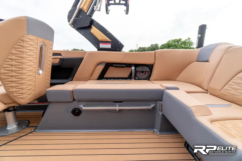 Slide: The Image of MasterCraft X22 2025 - 77