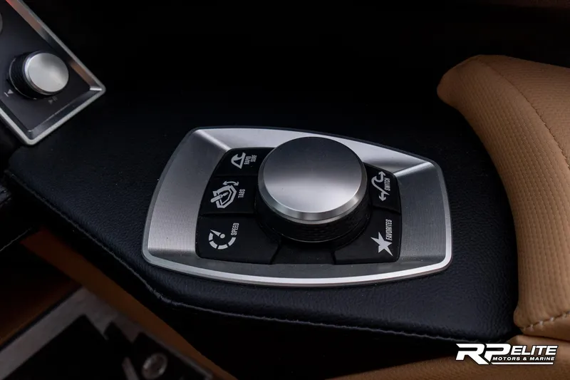 Slide: The Image of MasterCraft X22 2025 - 90