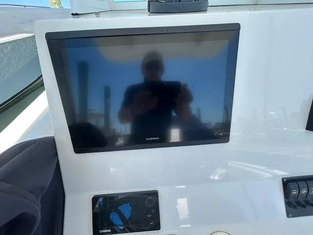 Slide: The Image of Garmin display on 2013 Regulator 26 FS boat dashboard with reflection. - 9