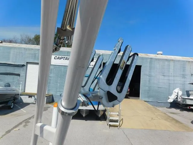 Slide: The Image of 2018 Four Winns HD 200 OB RS boat at a dealership with blue sky background. - 10