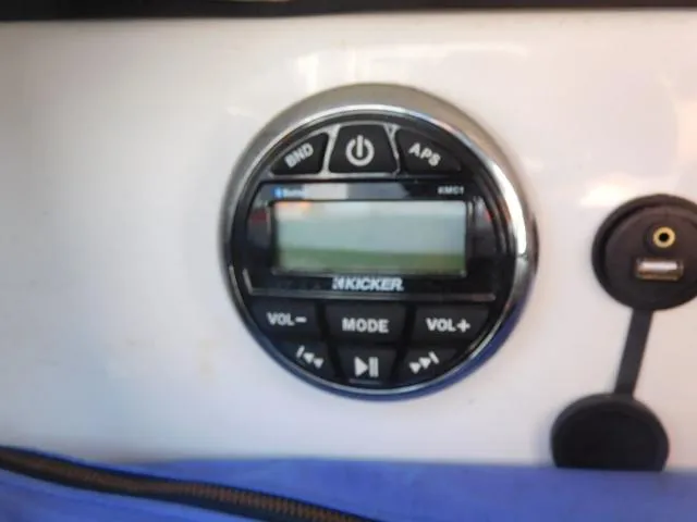 Slide: The Image of Kicker audio control panel on 2018 Four Winns HD 200 OB RS boat dashboard. - 13