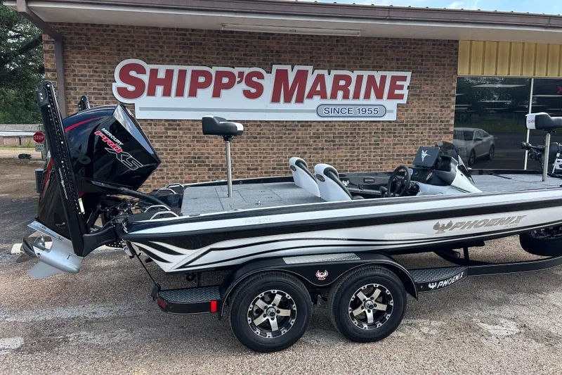 Slide: The Image of 2025 Phoenix 721 ZXL boat at Shipp's Marine dealership. - 7