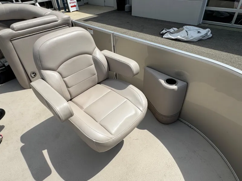 Slide: The Image of Comfortable seating on 2014 Sylvan Mirage Fish 8520 CNF boat with armrests and cup holder. - 21