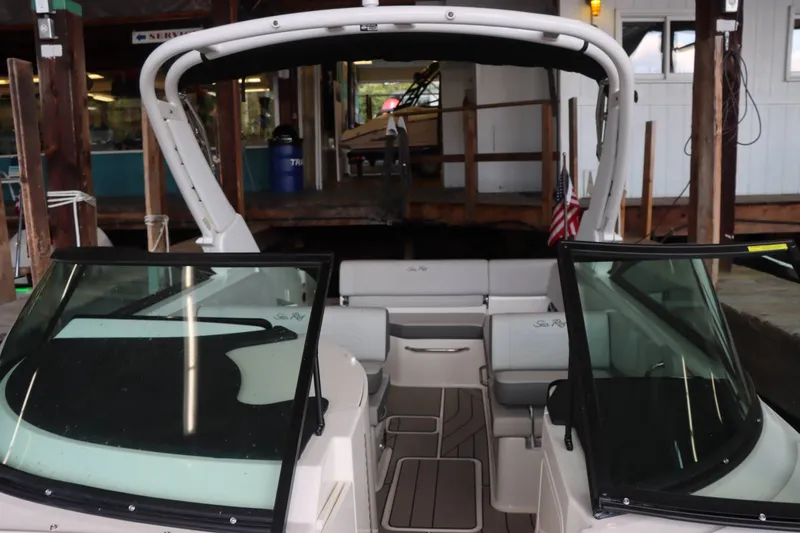 Slide: The Image of Sea Ray 270SDS 2025 - 11