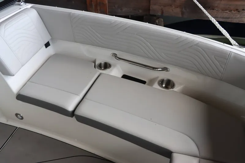 Slide: The Image of Sea Ray 270SDS 2025 - 12