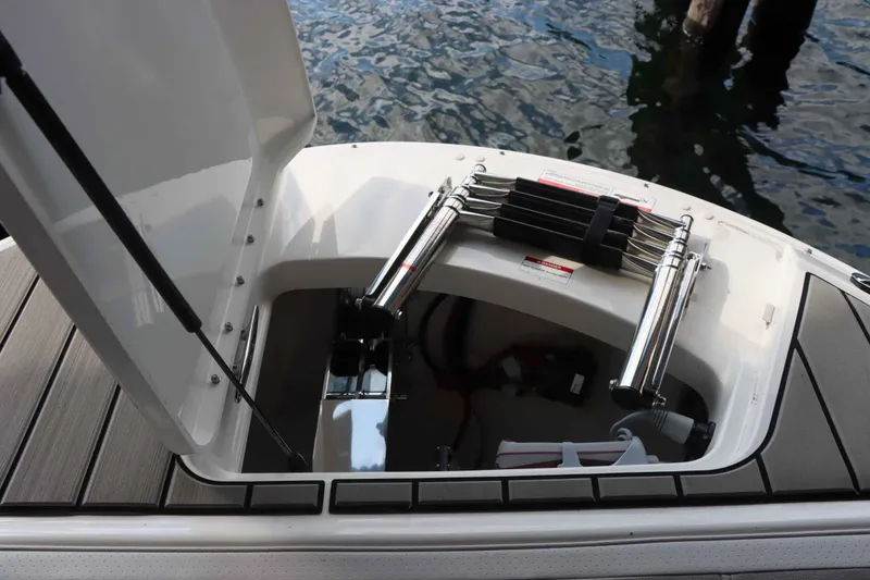 Slide: The Image of Sea Ray 270SDS 2025 - 13