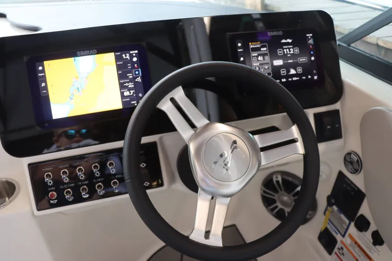 Slide: The Image of Sea Ray 270SDS 2025 - 15